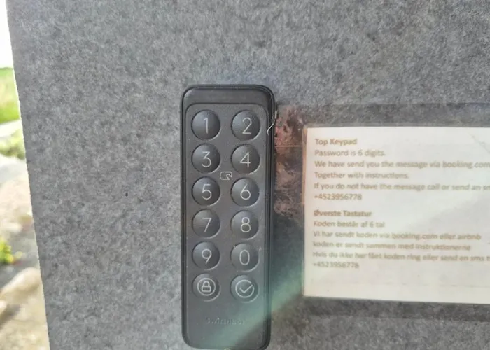 Vaerelse, Spiseomrade, Tv-Stue Og Eget Bad Pa Landet