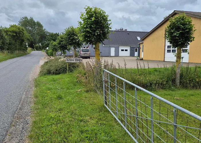 Vaerelse, Spiseomrade, Tv-Stue Og Eget Bad Pa Landet