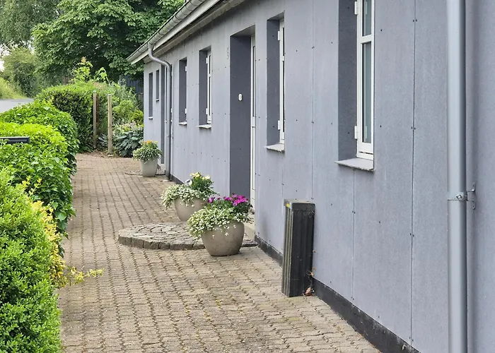 Vaerelse, Spiseomrade, Tv-Stue Og Eget Bad Pa Landet