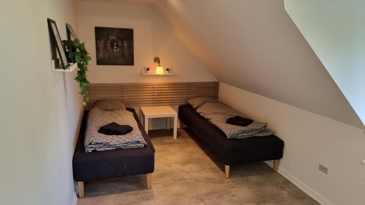 Vaerelse, Spiseomrade, Tv-stue Og Eget Bad Pa Landet *
