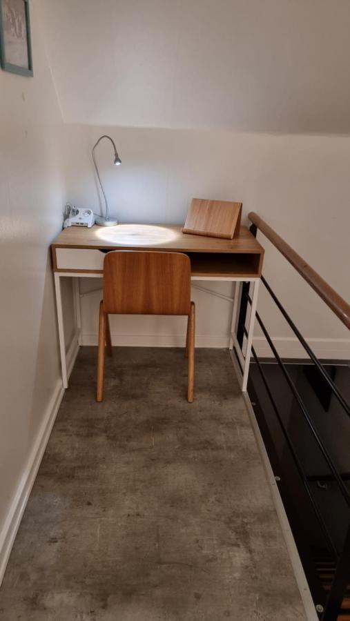 Vaerelse, Spiseomrade, Tv-stue Og Eget Bad Pa Landet *