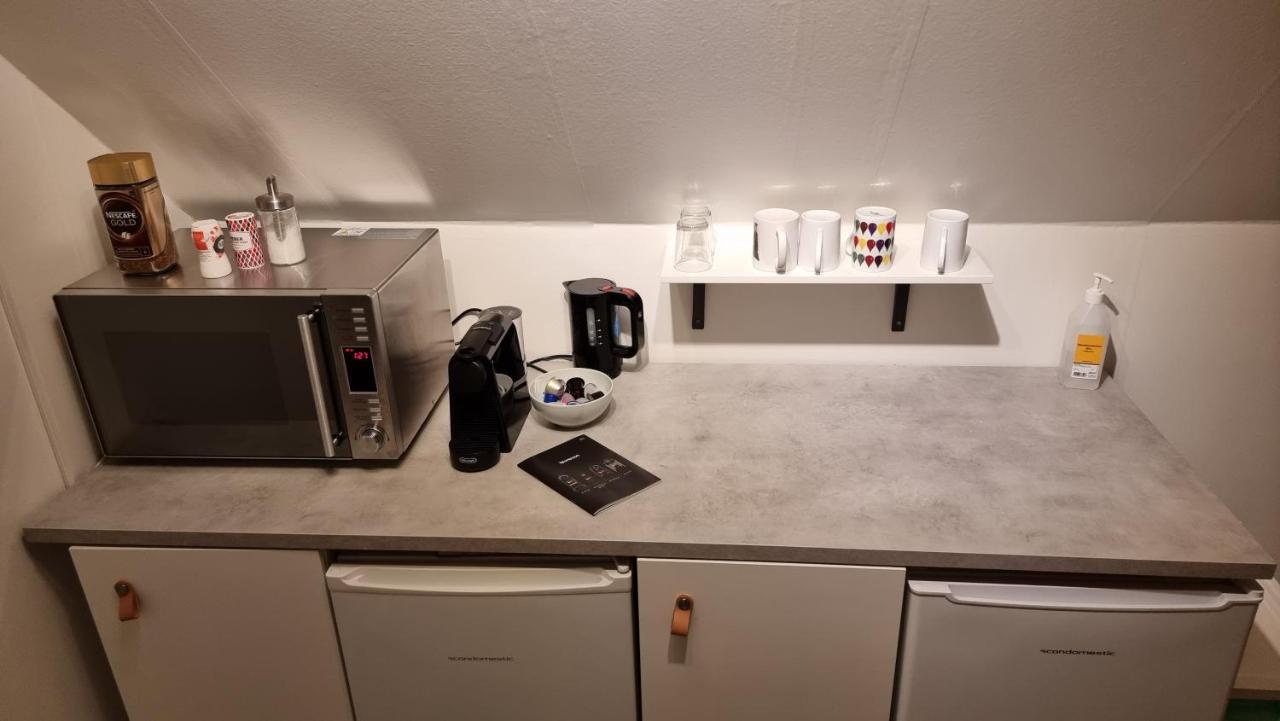 Vaerelse, Spiseomrade, Tv-stue Og Eget Bad Pa Landet