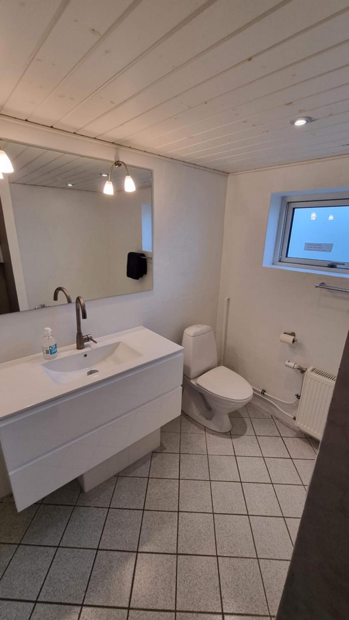 Séjour chez l'habitant Vaerelse, Spiseomrade, Tv-stue Og Eget Bad Pa Landet *
