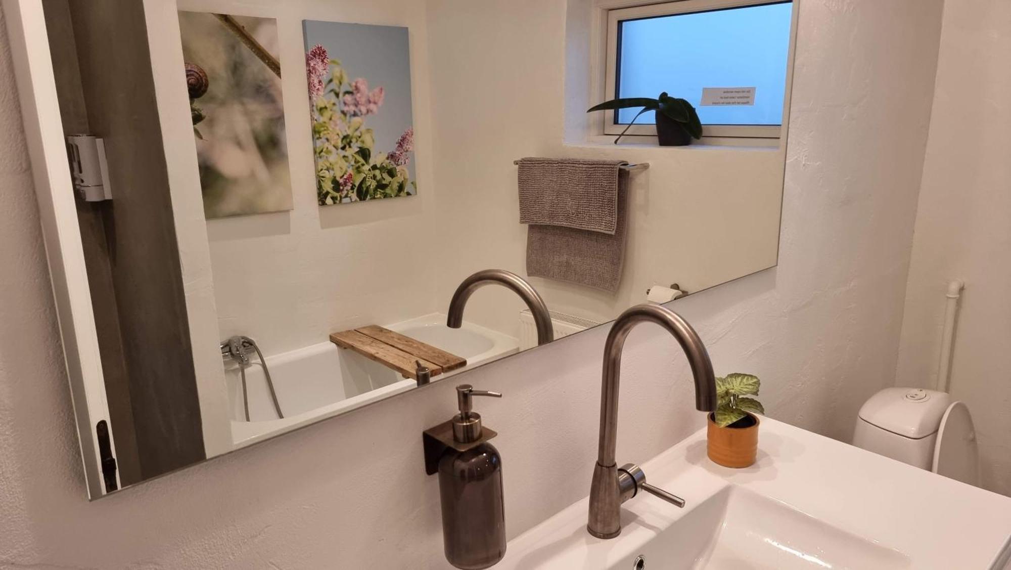 Séjour chez l'habitant Vaerelse, Spiseomrade, Tv-stue Og Eget Bad Pa Landet